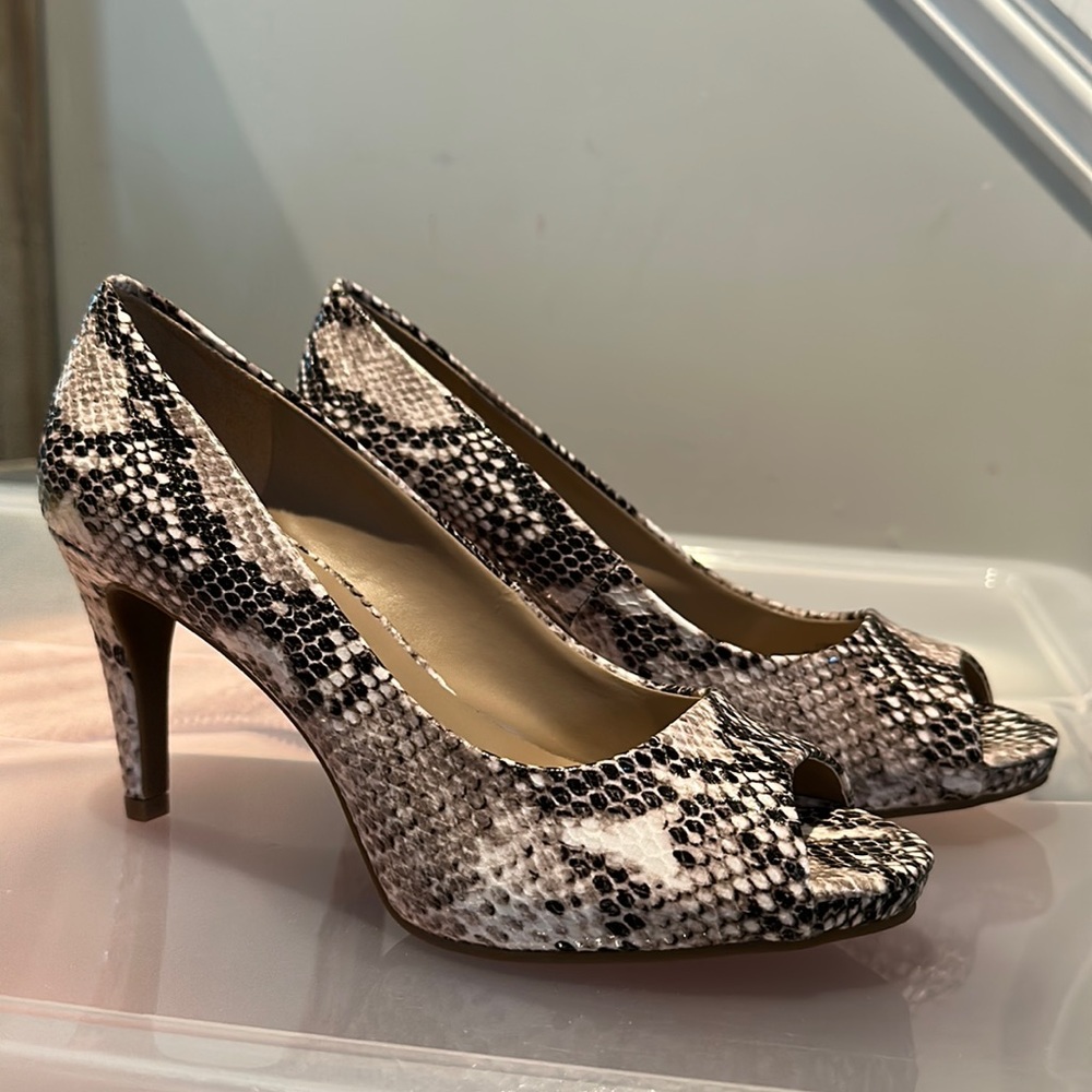 Bandolino Rainaa 3 Pump Size 7.5 Tan snakeskin multi color.